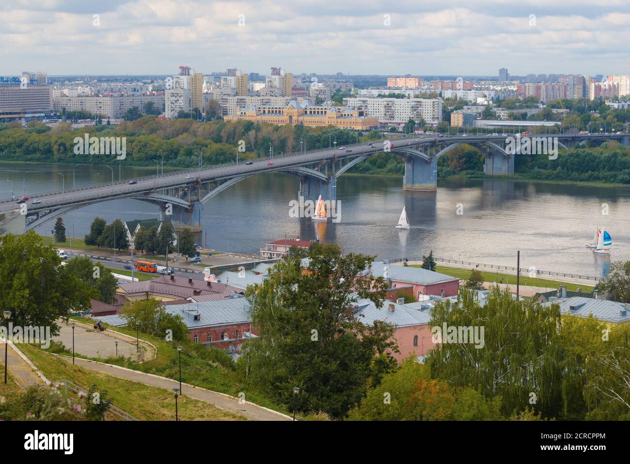 NIZHNY NOVGOROD, RUSSIA - 28 AGOSTO 2020: Vista del ponte Kanavinsky sul fiume Oka in un giorno nuvoloso di agosto Foto Stock