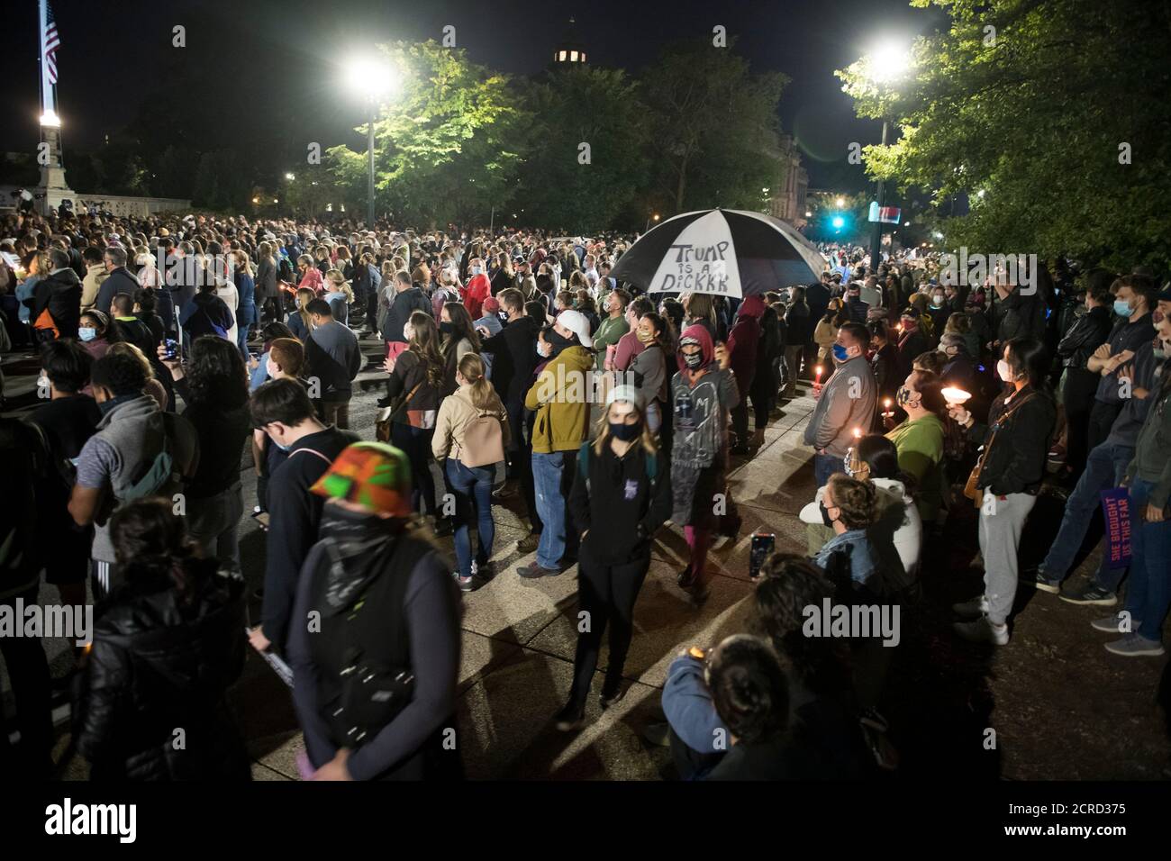 Centinaia di persone si riuniscono per rendere omaggio alla Corte Suprema di giustizia Ruth Bader Ginsburg di fronte alla Corte Suprema degli Stati Uniti a Washington, DC, Sabato, 19 settembre 2020. Giustizia Ginsburg morì a casa sua per cancro al pancreas all'età di 87 anni. Credit: Rod Lamkey/CNP | utilizzo in tutto il mondo Foto Stock