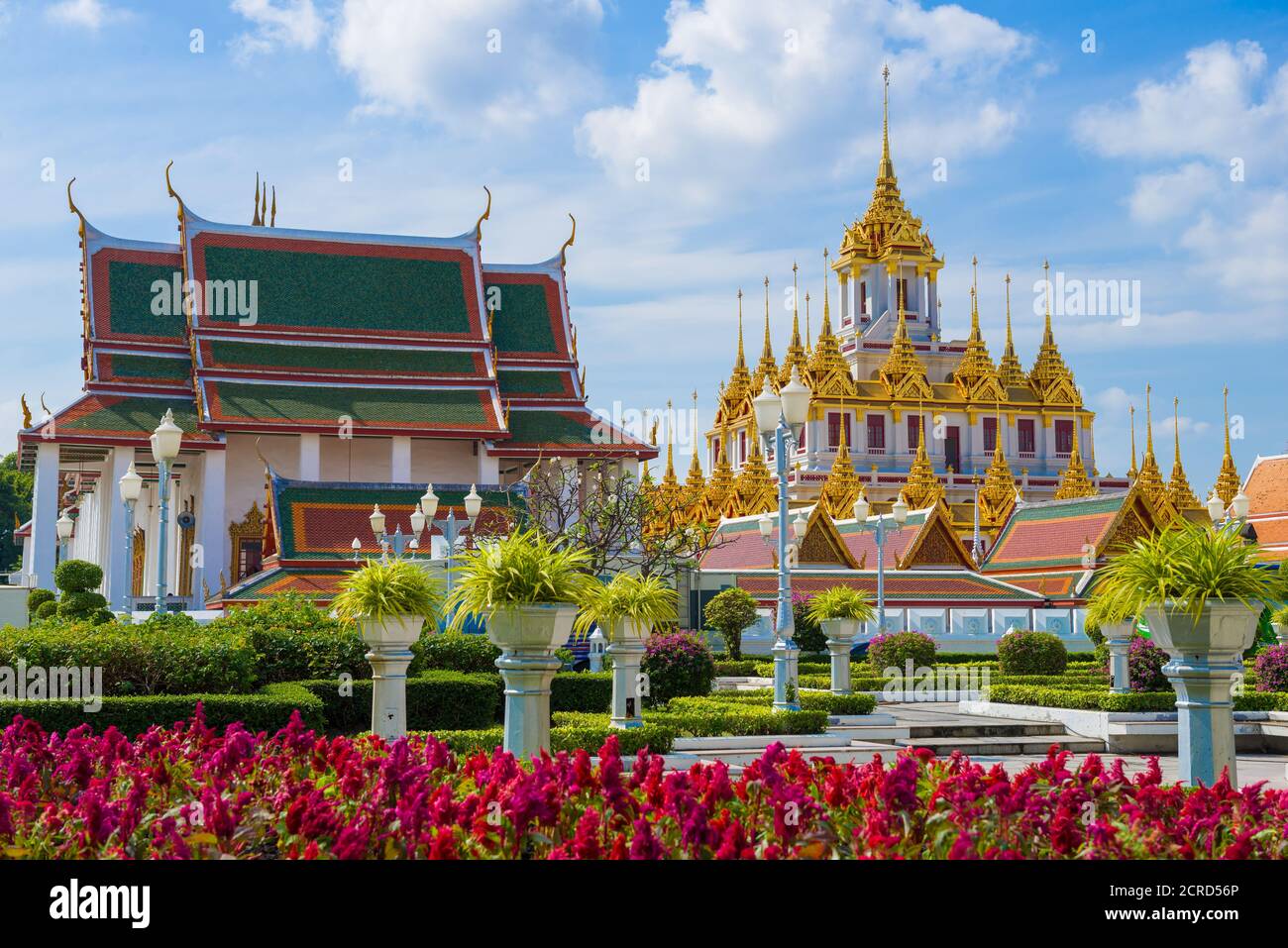 Giornata di sole al vecchio tempio buddista di Wat Ratchanatdaram. Bangkok, Thailandia Foto Stock