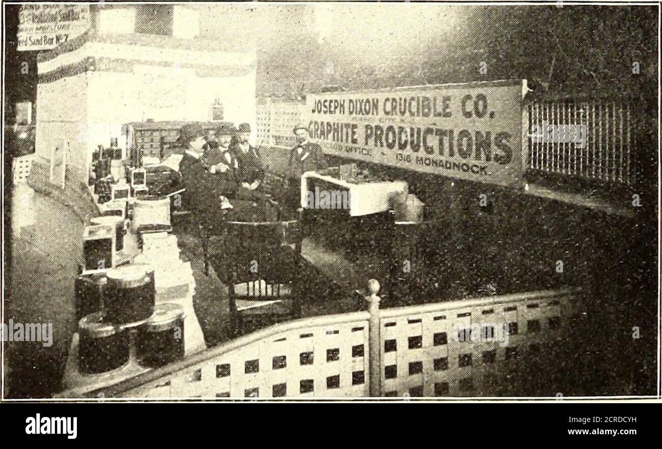 . Il giornale ferroviario di strada. In grado che potrebbe essere pensato di aggiungere al comforto dei passeggeri. Mentre non c'erano automobili esposte nella sala, questa macchina serviva come più di un sostituto della Brownell Company. LA SOCIETÀ BABCOCK & WILCOX, di New York, hadW. H. Wells, di Chicago, al convegno. LA ROCHESTER AUTO WHEEL COMPANY, DI ROCHESTER, N. Y., non ha fatto alcuna mostra, ma F. D. Russell e George C. Morse, ofRochester, si sono presi cura degli interessi di questa compagnia. Come un souvenirthe azienda aveva una regola tascabile. LE OPERE ELETTRICHE AMERICANE, Providence, R. I., erano, come al solito alle convenzioni occidentali, re Foto Stock