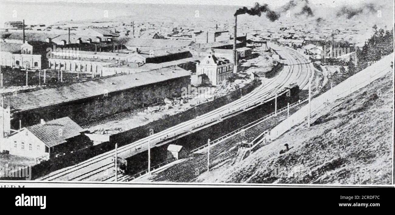. La strada russa per la Cina . TOMSK. PERM CITTÀ DELLA NUOVA RUSSIA I LA GRANDE FERROVIA SIBERIANA 51 LEGAMI SU TUTTI. In ore di guardare, non una abitazione isseen, non un animale, non un albero, - solo i billows samewored. Questo distretto Barbara nel governo di TomskGovernment ha una superficie di cinquantamila chilometri quadrati. Kainsk, circa settecento versts da Chelliablnsk, è il centro. La sezione, pur essendo cov-ered con la fertile terra nera delle regioni adjoingregions, è, a causa della mancanza di drenaggio e di aadacaterainfall, arida e quasi intilled. Il civile rotondo dal compartimentopiù in su, di cui familiare Foto Stock