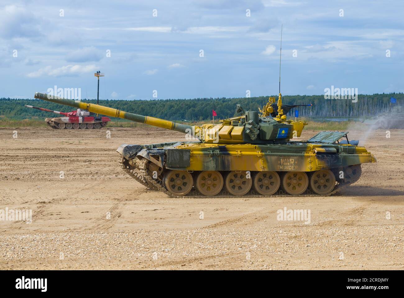 ALABINO, RUSSIA - 25 AGOSTO 2020: Tank T-72B3 del team del Kazakistan sul biathlon serbatoio. Frammento dei giochi dell'esercito internazionale Foto Stock