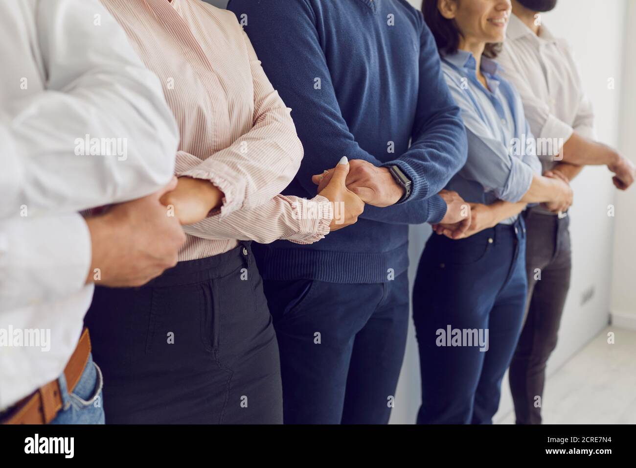 Primo piano di partner commerciali o dipendenti aziendali pronti a proteggersi interessi aziendali Foto Stock