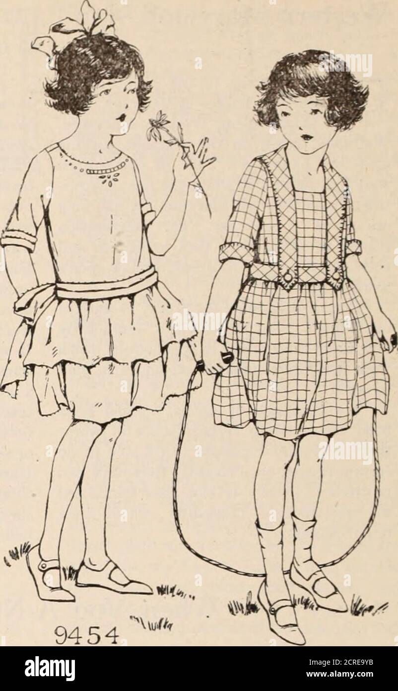 . Rivista dei dipendenti di Baltimora e Ohio . 9407 le varie forme di drappeggi con-tinta grembiule da presentare prominentemente e theyare tutto attraente. Nulla è più bello su una semplice rana di crepe de chine o di tunica grembiule satinato, puntata al bordo inferiore e posata in trecce di fisarmoniche. Un modello grigio insoft ha tasche aggiunte alla tunica, nonostante le sue trecce e le tasche come il collare teround e le maniche svasate, sono delineati 9454 B-1.2377 Foto Stock