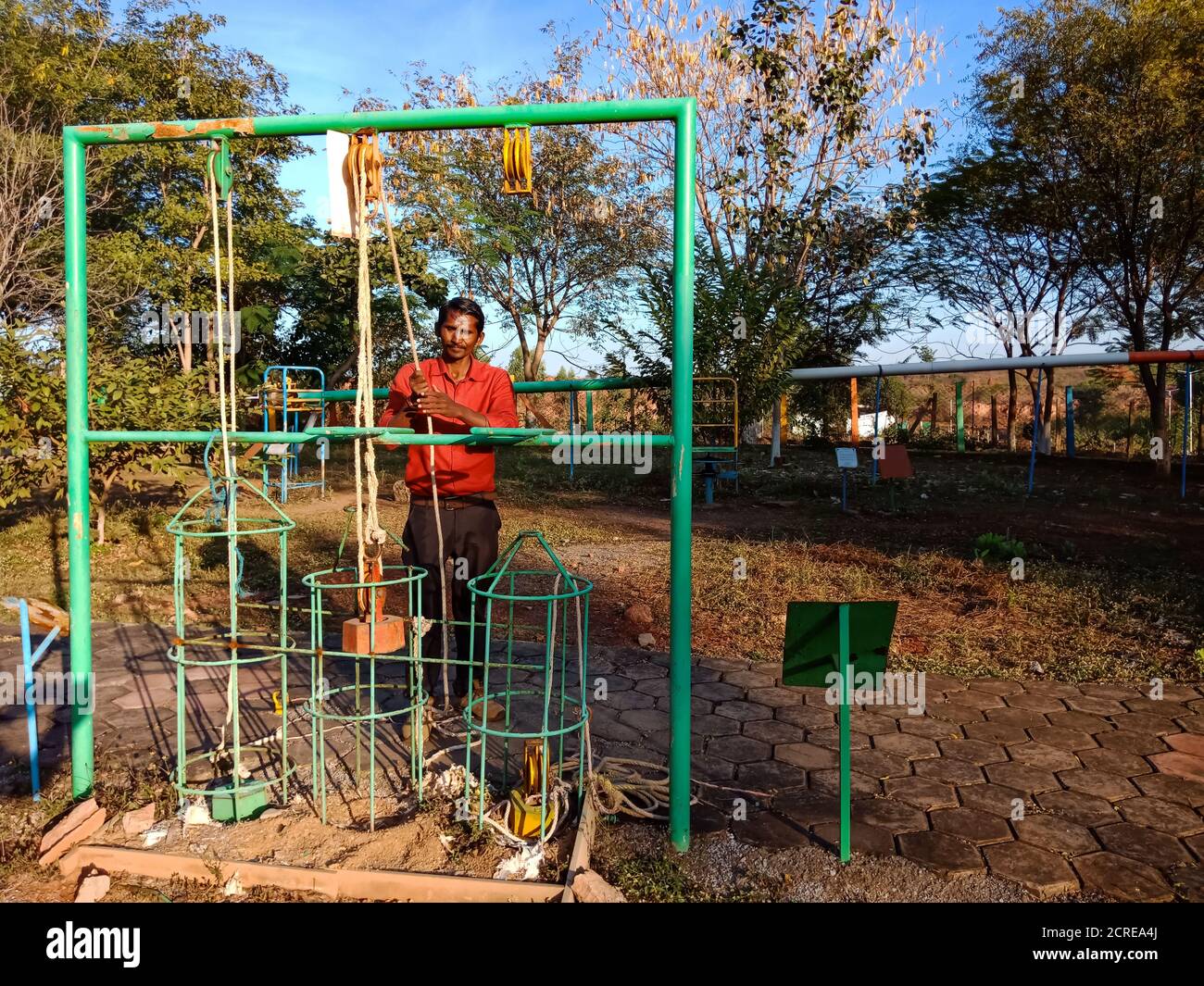 DISTRETTO KATNI, INDIA - 23 GENNAIO 2020: Un insegnante indiano di scienza che presenta il concetto di teoria al parco educativo. Foto Stock