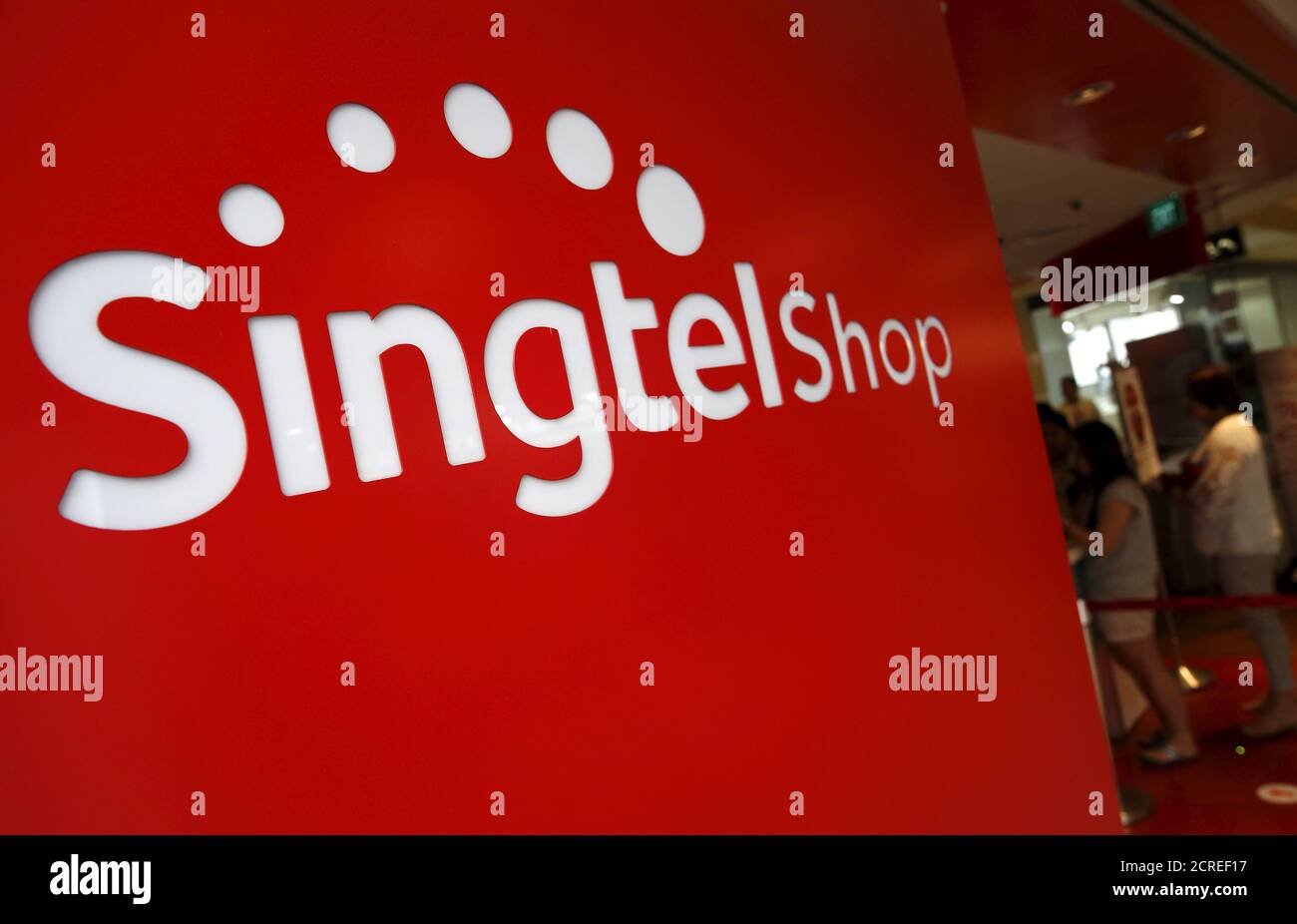 Coda di persone in un negozio Singapore Telecommunication Limited (Singlel) a Singapore il 5 gennaio 2016. REUTERS/Edgar su Foto Stock