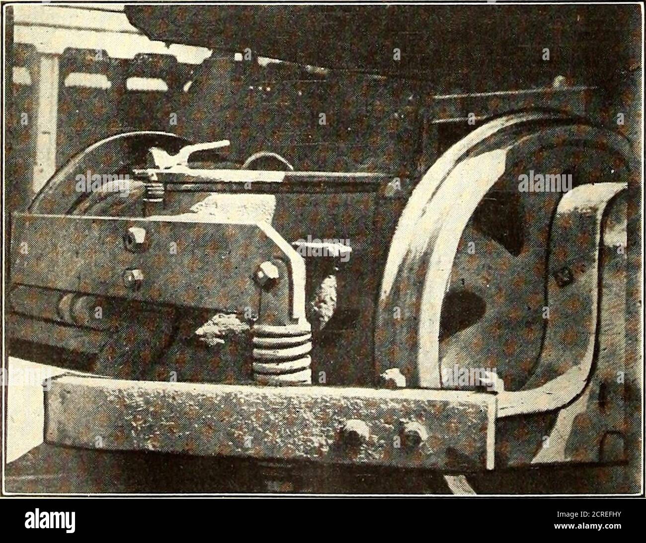 . Giornale ferroviario elettrico . f il paese. Si sentiva, quindi, che non potevamo fare alcun costoso changesin modo da ventilare i nostri motori. Non potevano tuttavia essere aperti a sinistra in inverno senza pericolo di danni causati dalla neve. L'illustrazione allegata mostra il metodo diin cui è stata fissata la ventilazione necessaria. Il coperchio del motore di un motore GE-54 è stato sollevato di circa un pollice. È mantenuto in questa posizione da vecchie molle di sospensione del freno che sono state scartate come troppo deboli o troppo corte. Poiché quasi tutti i prigionieri del morsetto di fissamentosono piuttosto lunghi, era necessario solo svitare ilstu Foto Stock