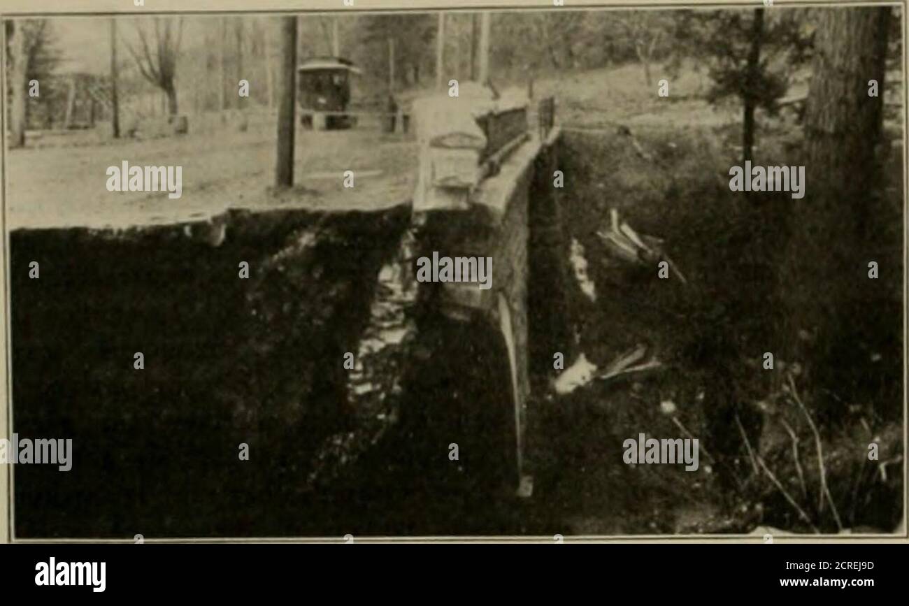 . La rassegna della ferrovia stradale . ss in ■ i pectivi duii , « ain, ecc. • •» Sig. Thomas Lowry ha madi ■&gt; Tout ol in petti 1 thi Street railways m Ihiluth e West Superior con l'obiettivo di decidere quale miglioramento hall 1 adi Thi reale [i i ai ted thai in-w e tracce permanenti si metterà giù sui treti dove tnd 1 (■■ol della parete 1 v em be prai tii ill■ - Ari i 1 lulul Ciao. i i mplatcd. 278 STRE1 I RASSEGNA FERROVIARIA. [Vol XII. N. 5. DRENAGGIO ACQUE RELITTI MASONRYBRIDGE. La pesante cascata di, earl) marzo ha causato la parziale di 11 1 un ponte relativamente nuovo in mattoni e pietra muratura quale macchina Foto Stock
