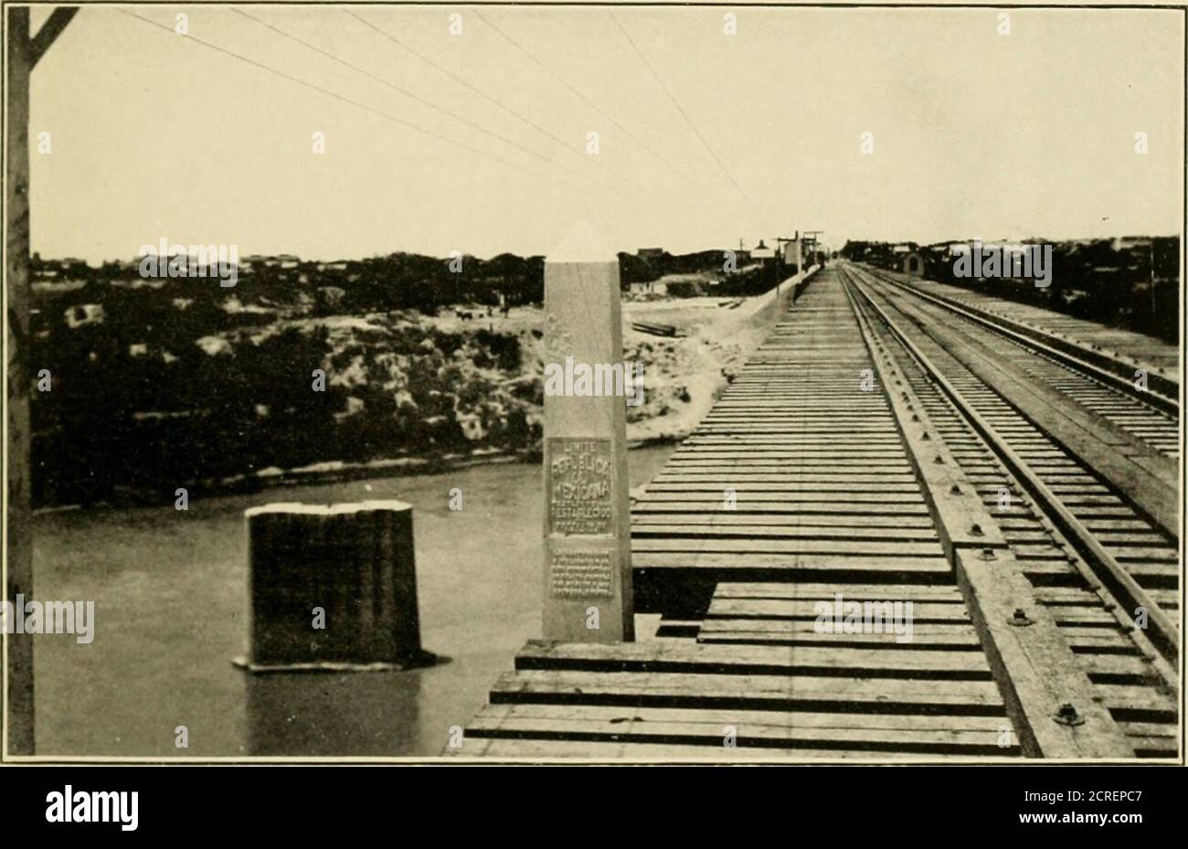 . Procedimenti. Monumentazione dei ponti ferroviari tra Brownsville, Texas, e Matamoros, Tamaulipas; e Laredo, Texas, e Nuevo Laredo, Tamaulipas . XI-Ak li 1.1- Mum mi.xr Ikh.m Lxiti-.h Stati-s Siuk. XlEVO LaRKDO IX IL DlSTAXCE.. Xiah: Ila Ub MdMMINI IUIIM MlXliW si Laredo, Texas, ix la Distaxce. 21 i T TAT asnanajanna Dannn uuuuauybiyijmdidf[kinsusnsn^asLuanf□n[iX^^C]SaaaaaaaLs]na ■□□□B£DS:^aannp®Hali IInormalchaN ju^! Juuuul nONAL Boundary Commission STATI RCD E MESSICO RIO GRANDE BETWEETN LAREDO Texas D LAREDO XAMAULIPAS SHOVVING SEDE di ONUMENTS SUL TWOERNATIONA Foto Stock