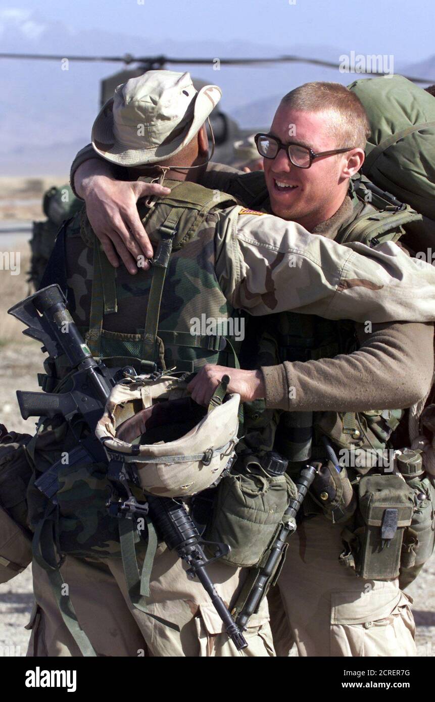 I Soldati Americani Della 101a Abbraccio Aerotrasportato Alla Base Di Bagram Dopo Che Uno E Tornato Dai Combattimenti Alle Montagne Di Shahi Kot Nell Afghanistan Orientale 10 Marzo 2002 Circa 400 Soldati Americani
