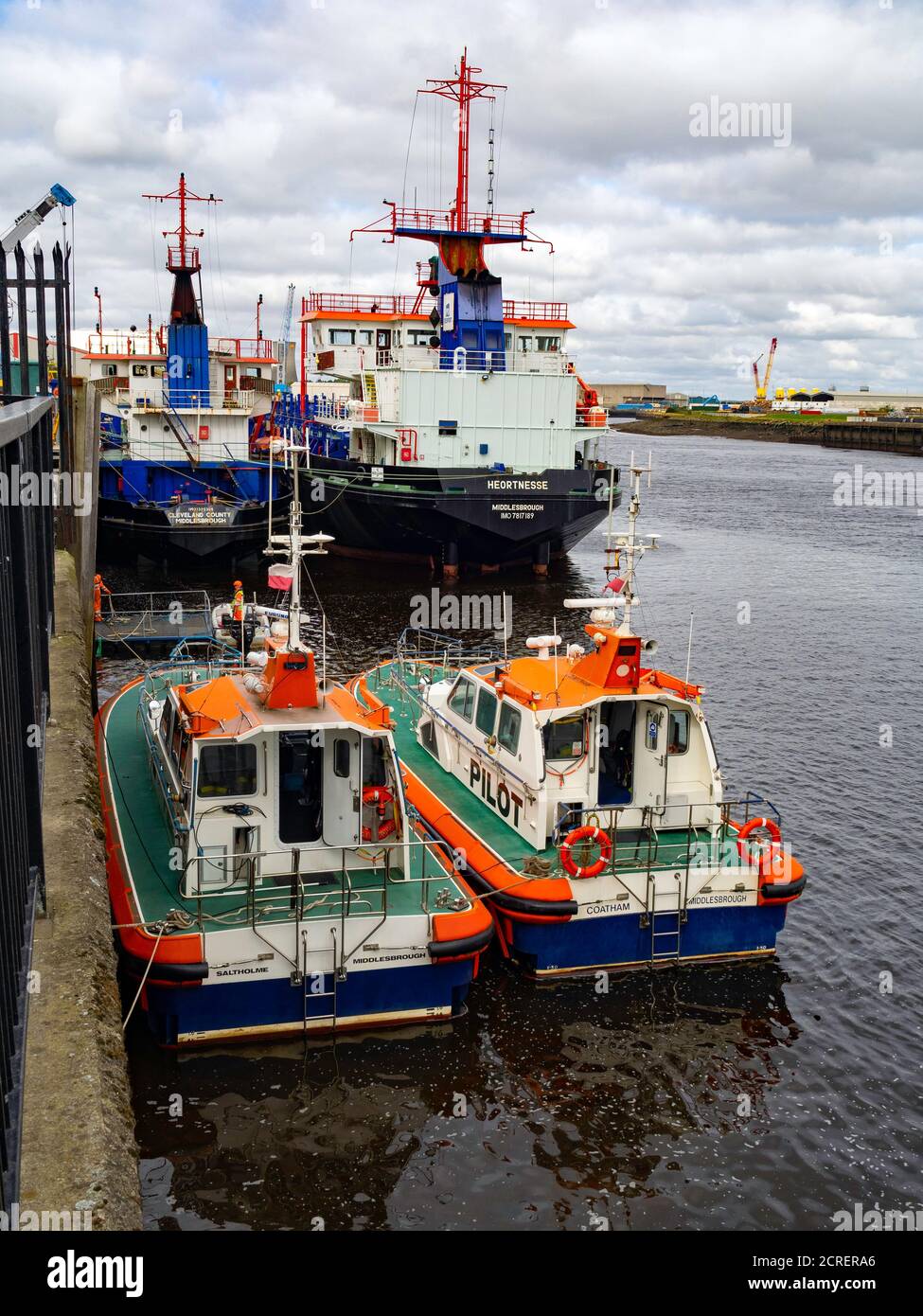 Barche pilota Coatham e Saltholme, e draghi Heortnesse e Cleveland County ormeggiate sul fiume Tees nel centro di Middlesbrough Foto Stock