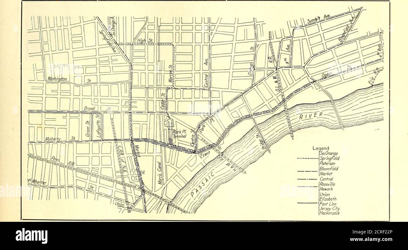 . Rivista sulle ferrovie elettriche . f il calendario delle ore della commissione era un'impossibilità. I record indicatedche la media di efficienza era del 95.2 per cento, o 502 vetture per l'ora massima. Non solo è stato necessario soddisfare le diff-ficenze di congestione presentate a causa del numero di veicoli sulle piste ferroviarie, Ma ci dovevano essere affrontati, in aggiunta, interferenze da un ampio traffico veicolare e pedonale a questo punto, Broad e MarketStreets essendo le arterie principali della città di Newarkand i quattro angoli il cuore del quartiere degli affari e dello shopping. Un'idea del de Foto Stock