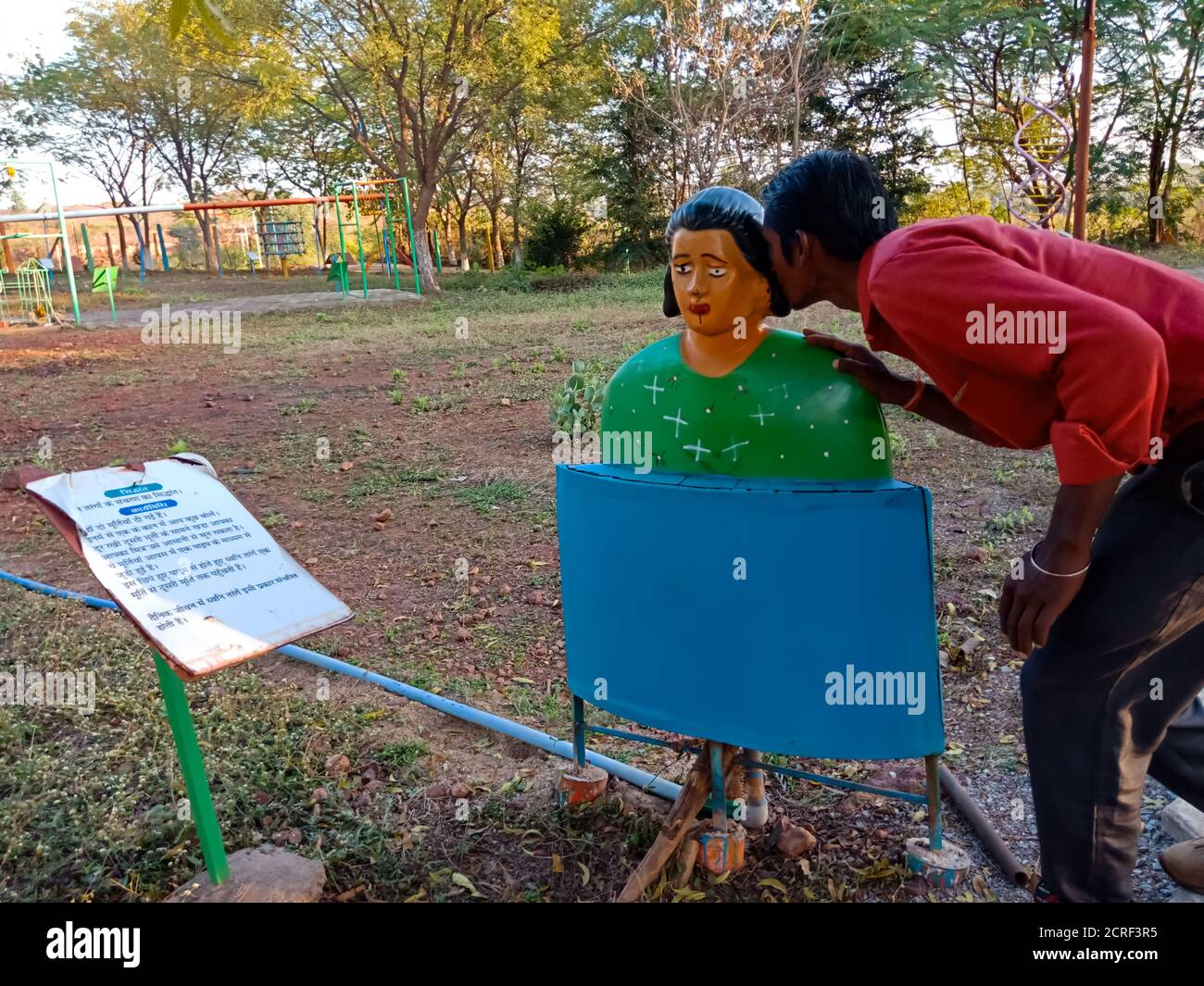 DISTRETTO KATNI, INDIA - 23 GENNAIO 2020: Un insegnante indiano di scienza che presenta il concetto di teoria al parco educativo. Foto Stock