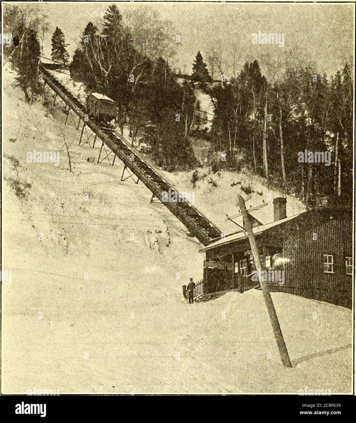 . Il giornale ferroviario di strada . SEDE CENTRALE DELLA SOCIETÀ E CAPOLINEA DEL QUÉBEC DELLA DIVISIONE THEMONTMORENCY STE. A Anne de Beaupre viene dato il privilegio di fermarsi alle Cascate, sia in viaggio che di ritorno. TRAFFICO REGOLARE E COMMUTATO ogni sforzo è fatto per promuovere la crescita del business commutato. La tariffa usuale è di circa 2 centesimi per miglio, i biglietti but50-libri sono venduti ad una riduzione da questa cifra e i biglietti inutilizzati sono riscattati. Un eccesso di 10 centesimi rispetto alla tariffa normale viene addebitato sui treni. L'azienda emette una circolare ogni stagione dando la delocation e le tariffe delle pensioni estive andhotels o Foto Stock