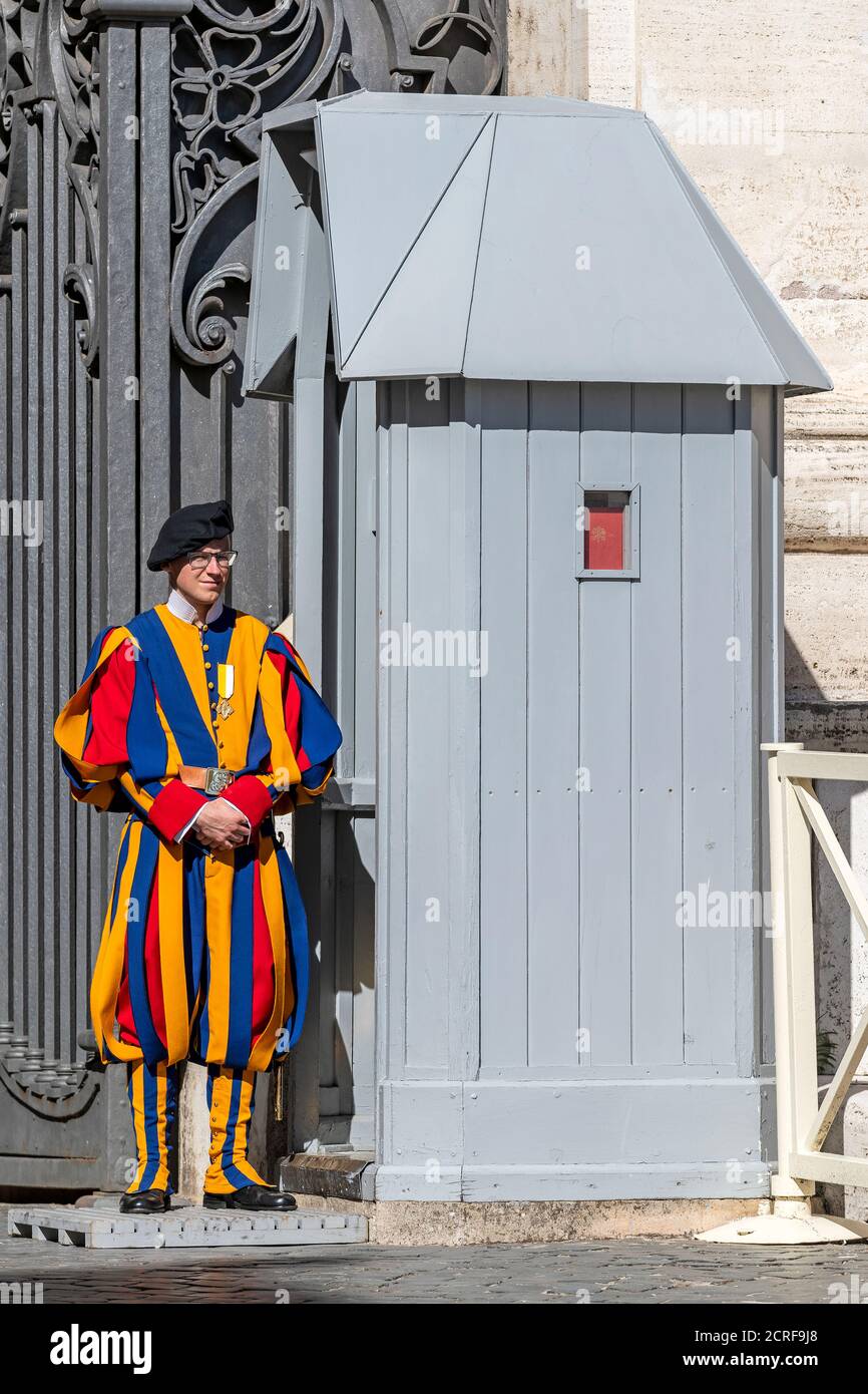 Membro della Pontificia Guardia Svizzera, Basilica di San Pietro, Città del Vaticano Foto Stock