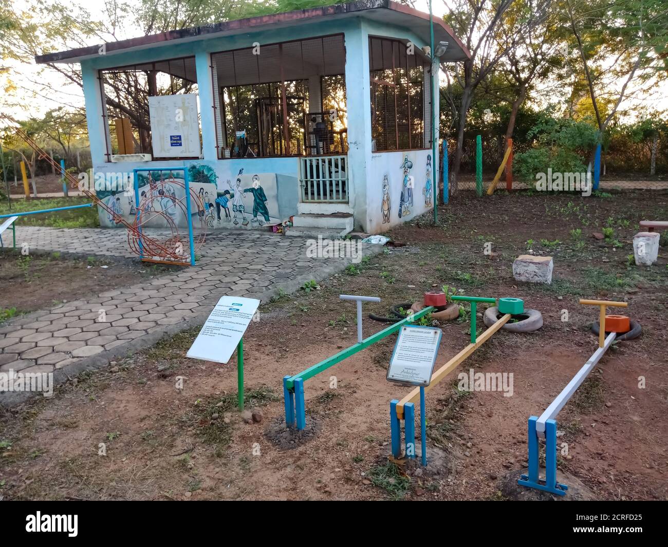 DISTRETTO KATNI, INDIA - 23 GENNAIO 2020: Un insegnante indiano di scienza che presenta il concetto di teoria al parco educativo. Foto Stock