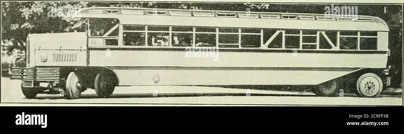 . Ingegneria ferroviaria e locomotiva : una rivista pratica di energia elettrica e materiale rotabile ferroviario. arish & Tewksbury, Inc., New York, ha avuto la carica esecutiva di questo sviluppo dal febbraio 1024. Il nuovo sviluppo di Versare-Westinghouse in EightWheel gas Electric Coach può girare intorno in corridoio il cui diametro è Only5 piedi. Superiore alla lunghezza totale di 38 piedi La vettura elettrica a gas a otto ruote costruita dalla Ver-sare Corporation di Albany, N. Y., e equipaggiata elettricalmente dalla Westinghouse Electric and ManufacturingCompany, è stata ufficialmente dimostrata e testata da Be-Fore Foto Stock