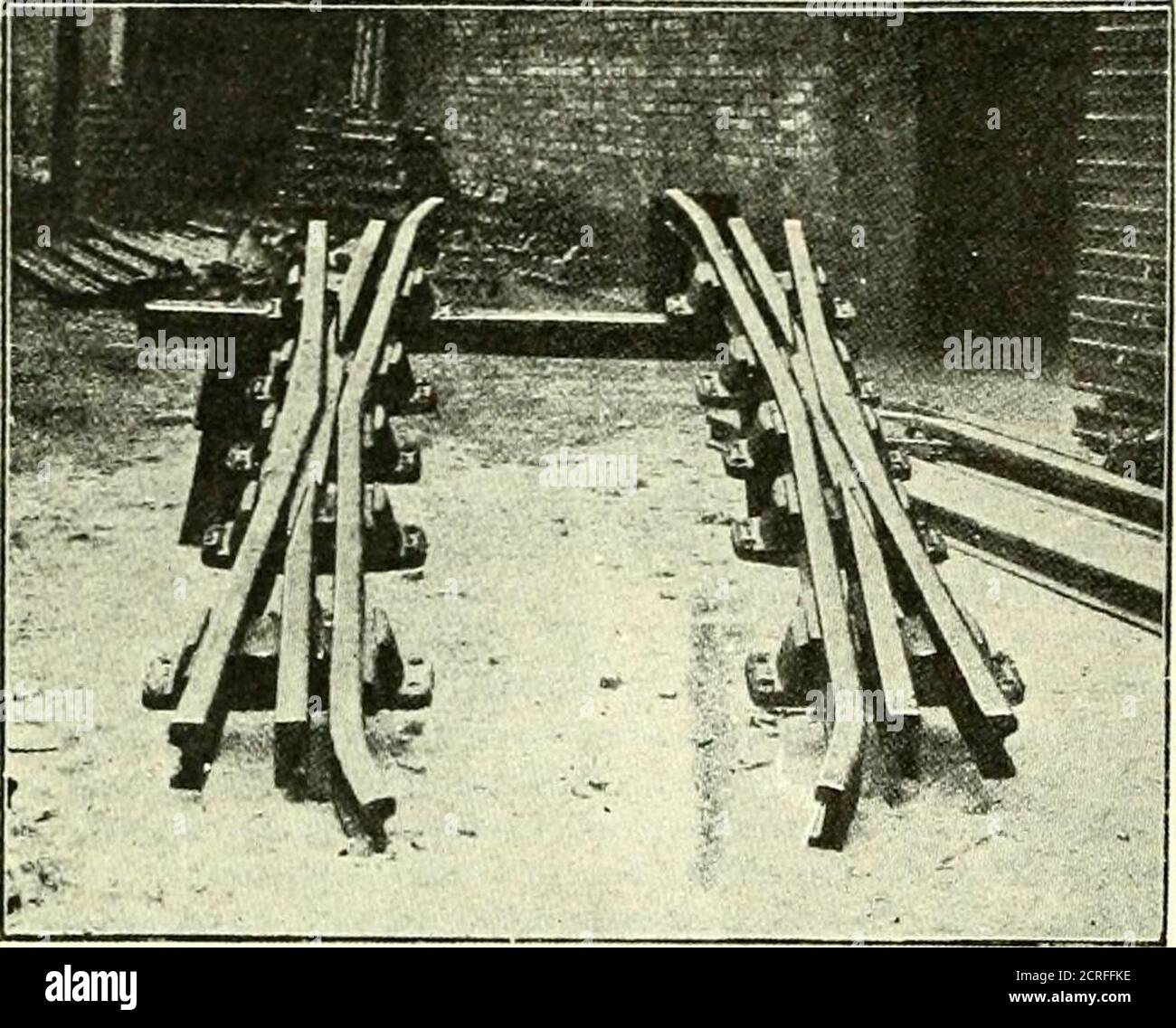 . Railroad digest . re non sono tavole con cui preoccuparsi, e come può assestare la ferrovia rapidamente non vi è ma poco ritardo in Wheingout il fango causato da una necessità di attendere per i treni. 64 RAILROAD DIGEST February, igot Railway Switches and Crossings Transport (Londra), gennaio 18, 1901, pag. 55. La strada certamente eccellente permanente delle ferrovie britanniche, relativamente parlando, i suoi punti deboli. Per rimedire questi difetti, il Sig. Price-Williams, il ben noto en-gineer ferroviario, in collaborazione con il Sig. E. P. Martin, che è noto come produttore di ferro e acciaio, ha designato e brevettato Foto Stock