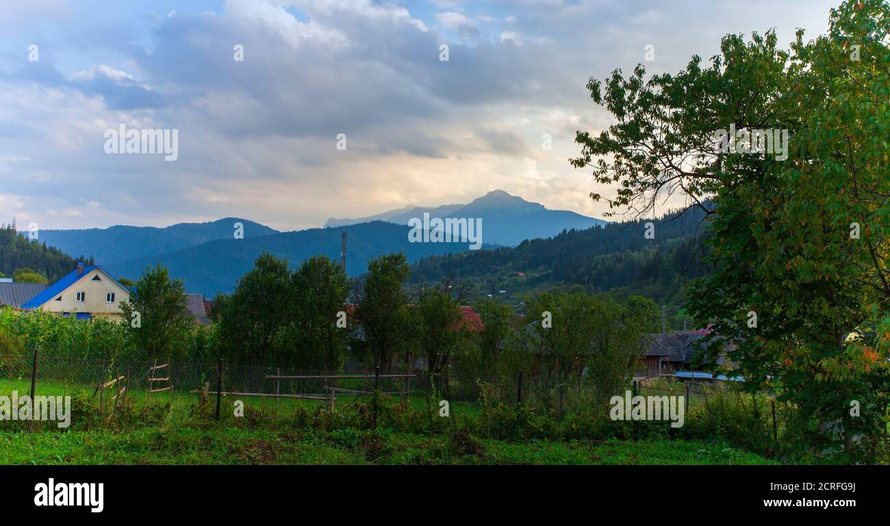 Ceahlau montagna in rumeno Carpazi. Hangu villaggio Foto Stock