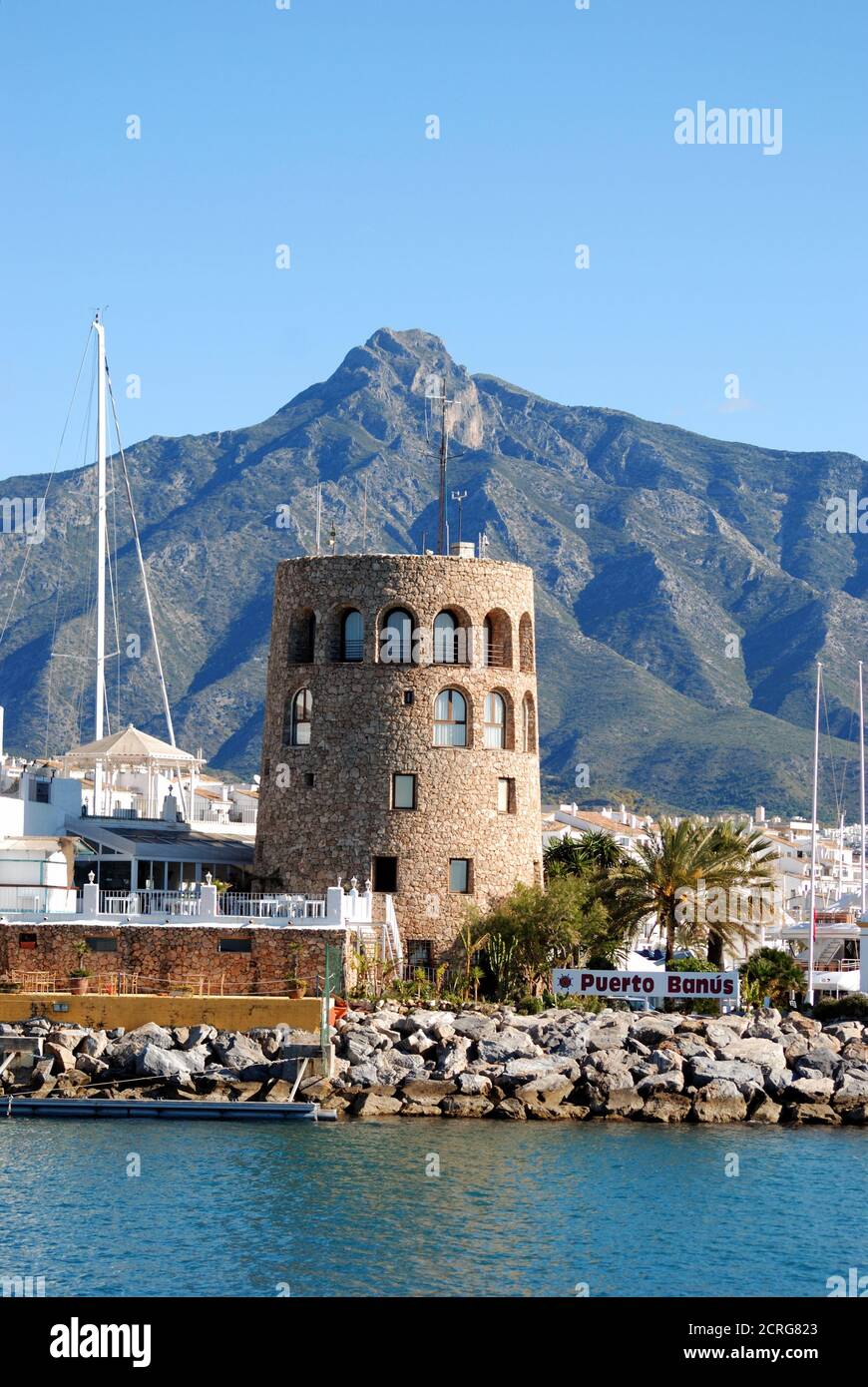 Vista della torre di guardia del porto con la montagna la Concha sul retro, Puerto Banus, Marbella, Spagna. Foto Stock