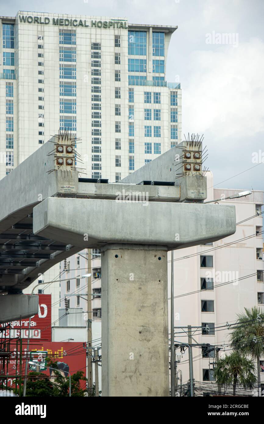 BANGKOK, THAILANDIA, 12 2020 LUGLIO, una costruzione incompiuta del viadotto. Ponte ferroviario in costruzione in città. Foto Stock