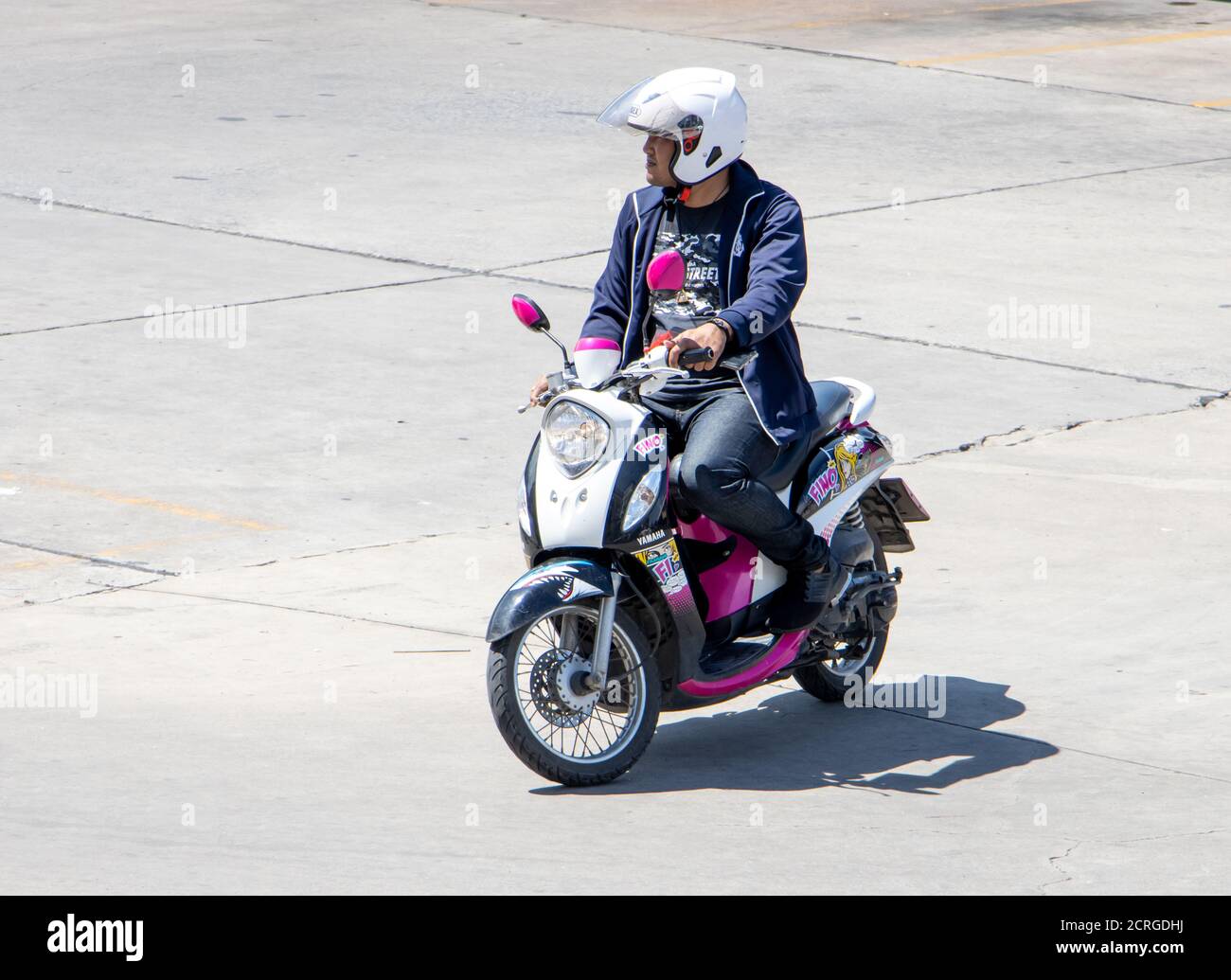 SAMUT PRAKAN, THAILANDIA, 23 2020 LUGLIO, UN uomo guida una moto. Un uomo asiatico guida un ciclomotore. Foto Stock