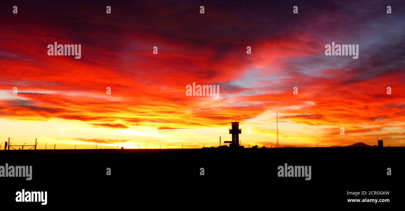 Splendido tramonto rosso sull'aeroporto di Uyuni, Bolivia. Drammatico cielo arancione. Incredibile paesaggio luminoso. Cielo dai colori vivaci. Luce solare dorata. Foto Stock