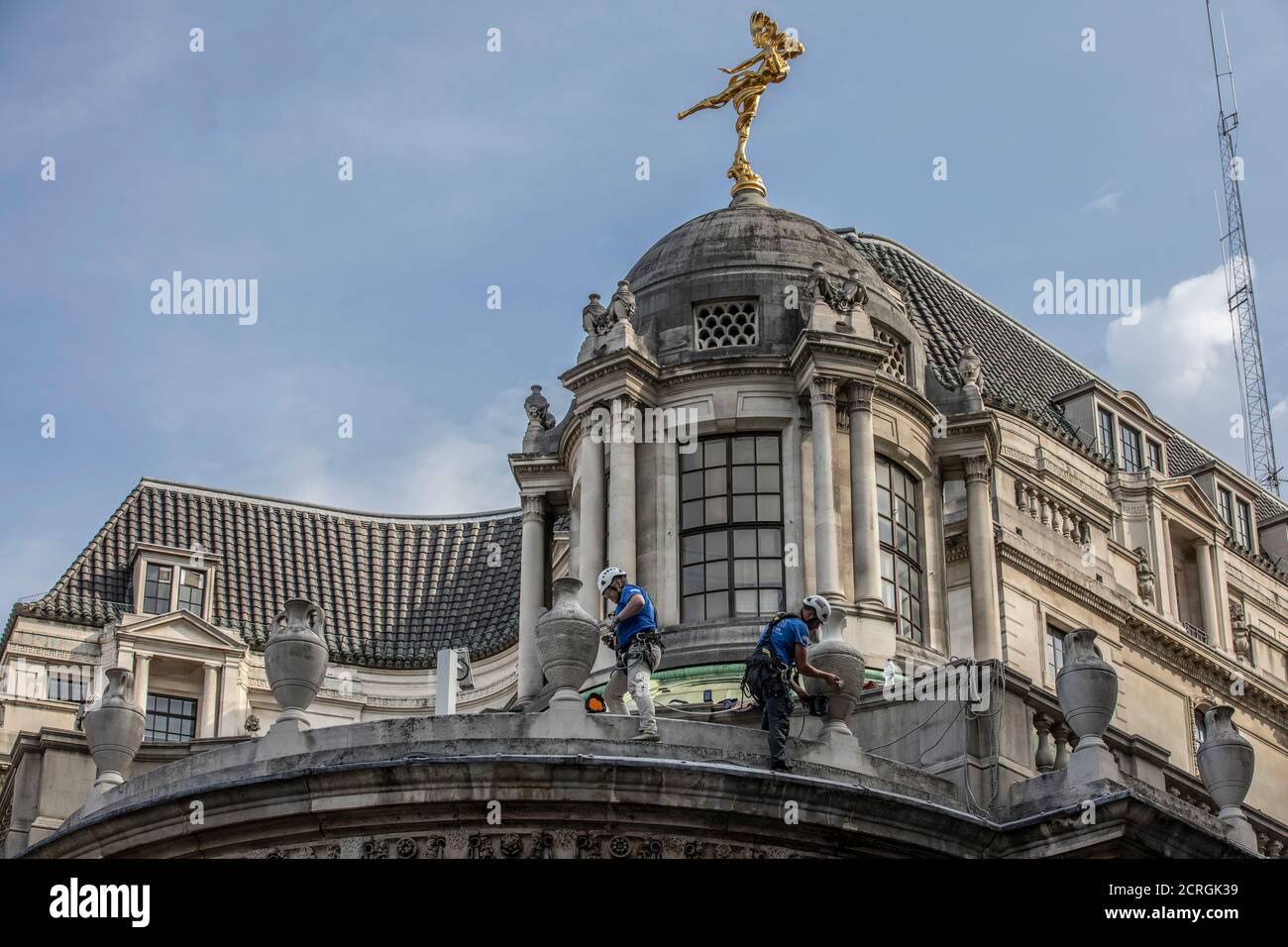 Londra, Regno Unito. 19 settembre 2020. I massoni di pietra effettuano i lavori di restauro durante il fine settimana sulla Banca d'Inghilterra sculture del patrimonio di pietra sotto la statua d'oro di Ariel adornando la cupola sul angolo di Tivoli, la città di Londra, Regno Unito Threadneedle Street, la città di Londra, 19 settembre 2020 Credit: Jeff Gilbert/Alamy Live News Foto Stock