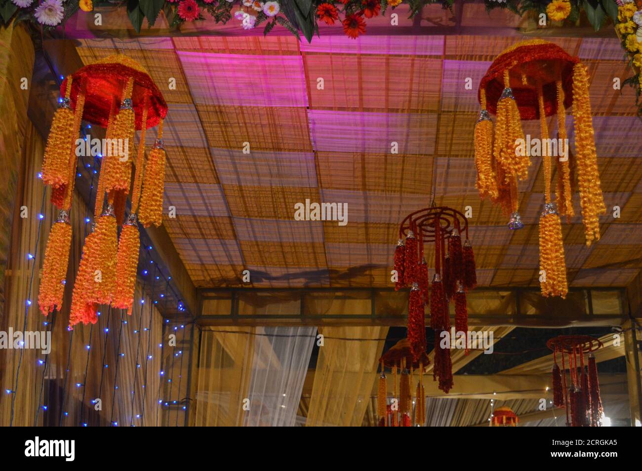 Una bella decorazione di appendiabiti in matrimonio indiano con luci fairy. Foto Stock