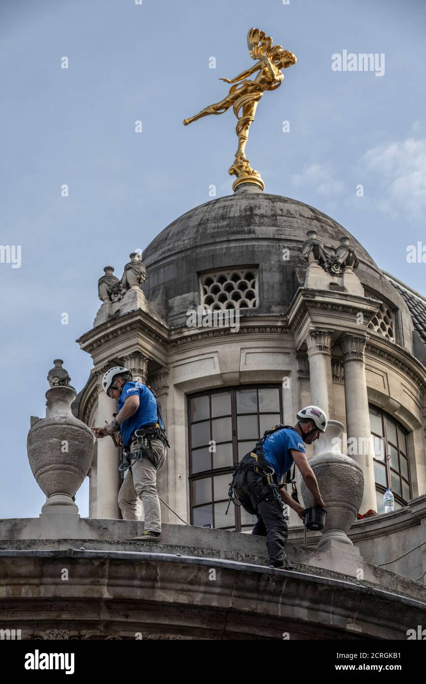 Londra, Regno Unito. 19 settembre 2020. I massoni di pietra effettuano i lavori di restauro durante il fine settimana sulla Banca d'Inghilterra sculture del patrimonio di pietra sotto la statua d'oro di Ariel adornando la cupola sul angolo di Tivoli, la città di Londra, Regno Unito Threadneedle Street, la città di Londra, 19 settembre 2020 Credit: Jeff Gilbert/Alamy Live News Foto Stock