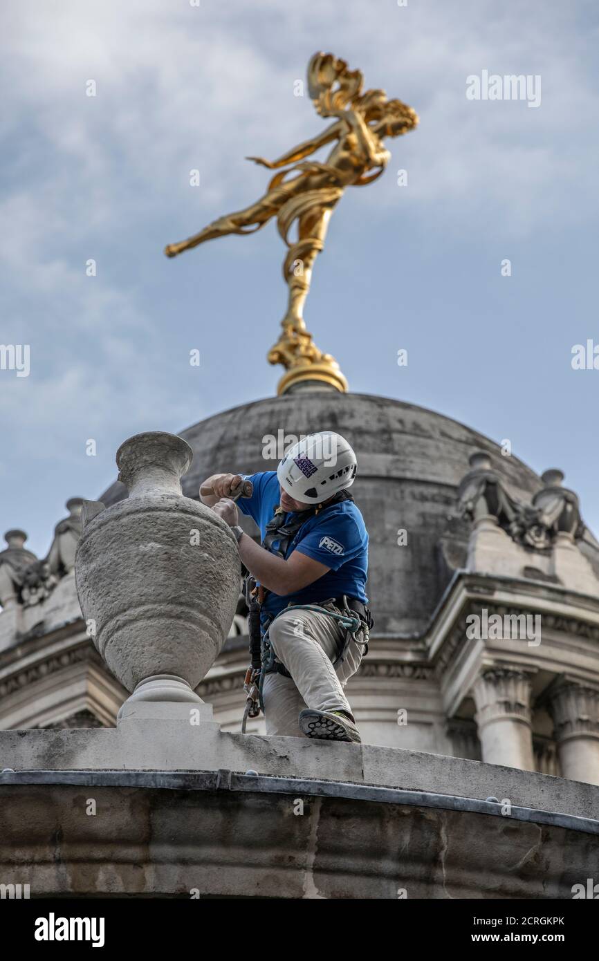 Londra, Regno Unito. 19 settembre 2020. Stone Mason Richard Martin svolge lavori di restauro nel fine settimana sulla Bank of England sculture del patrimonio lapideo sotto la statua d'oro di Ariel adornando la cupola al Tivoli Corner, City of London, United Kingdom Threadneedle Street, City of London, 19 settembre 2020 Credit: Jeff Gilbert/Alamy Live News Foto Stock