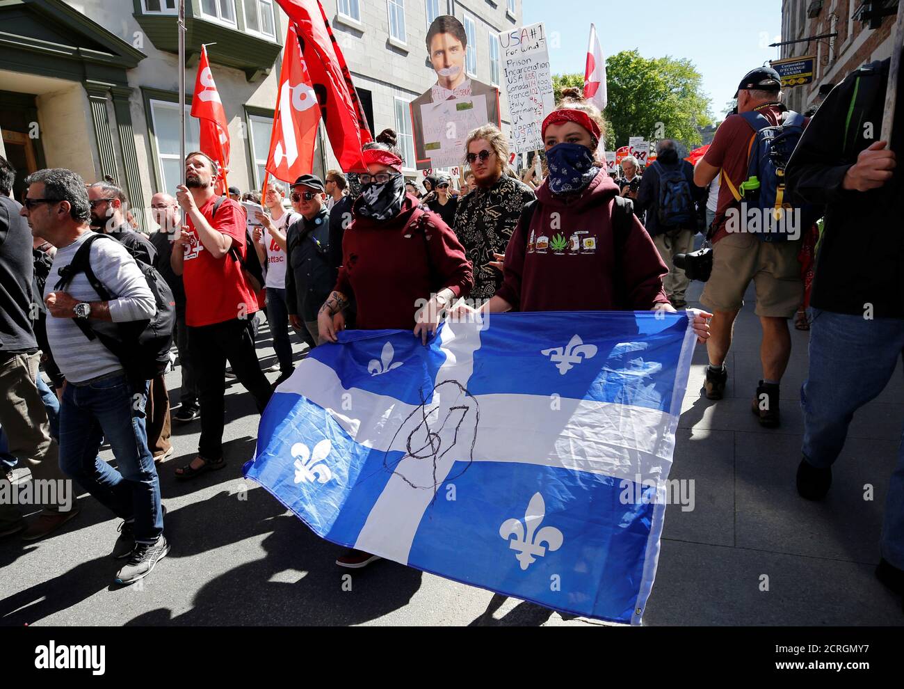 I manifestanti prendono parte a una marcia di protesta al vertice del G7 a Quebec City, Quebec, Canada, il 9 giugno 2018. REUTERS/Chris Wattie Foto Stock