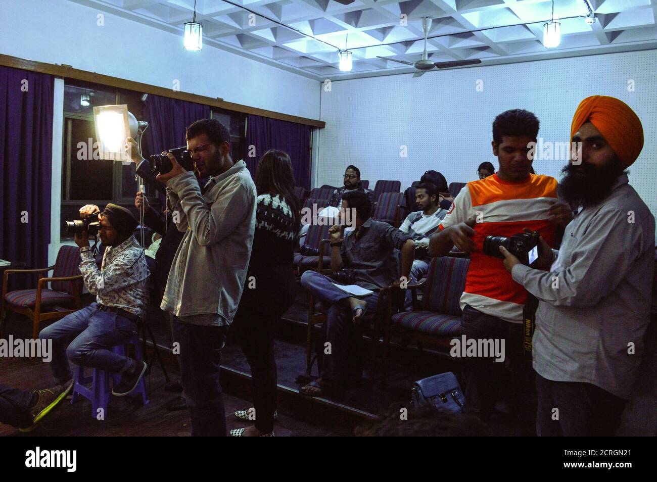 Un gruppo di studenti in attesa di sparare il loro portafoglio in classe. Foto Stock