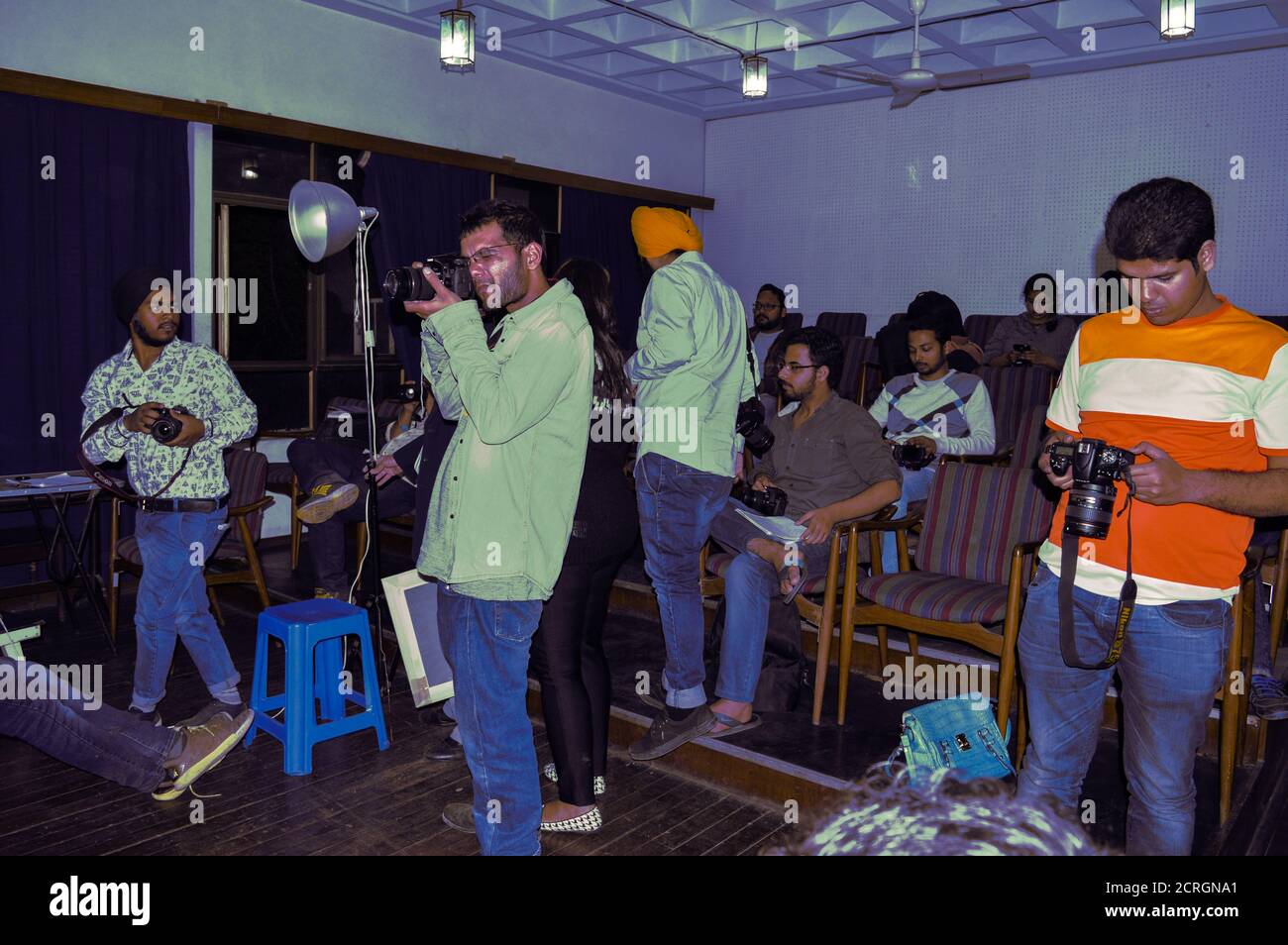 Un gruppo di studenti in attesa di sparare il loro portafoglio in classe. Foto Stock