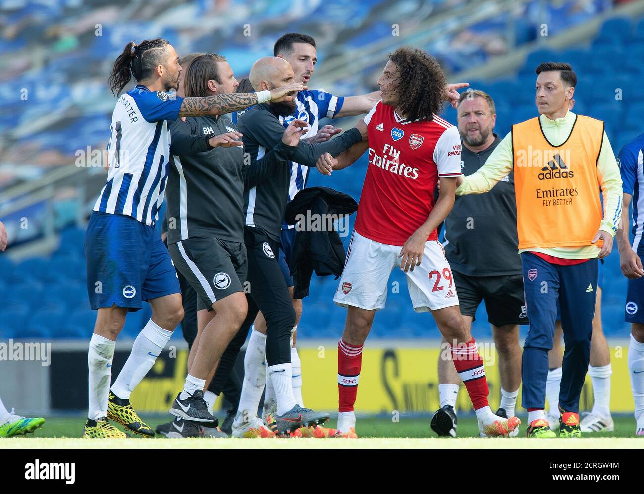 Matteo Guendouzi si scontra con i giocatori di Brighton al fischio finale durante la partita della Premier League all'AMEX Stadium di Brighton. FOTO DI CREDITO : © Foto Stock