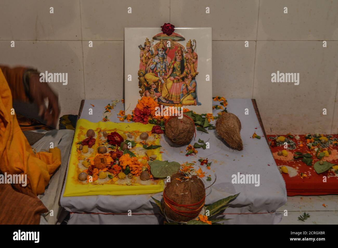 statua di dio indiano con cocco, noce di betel, rosa, Foto Stock