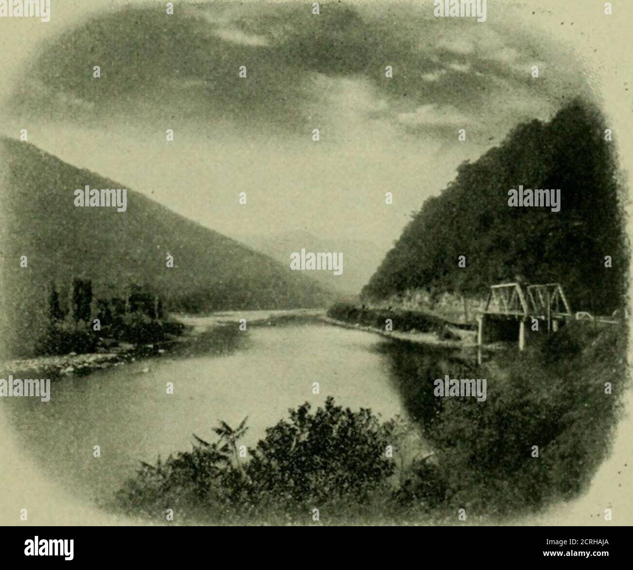 . Motivi perché . atRockwood il Somerset e Cambria Branchleads a Somerset e la fiorente città di Johnstown, Pa. A Cassellman, il fiume di quel nome taglisthrough una valle di bellezza sorpassando. A Markleton è la grande salute resortand sanitarium. La confluenza è così chiamata perché è qui il Cassellman ed i fiumi di Youghiogheny uniteand fluiscono insieme come il fiume di YoughioghenyRiver. A Ohio Pyle è la valle selvaggia e aspra del fiume Youghiogheny. Questo posto è un'adavorite località di montagna e migliaia di visitit ogni estate. All'Indian Creek, uno dei panorami più grandiosi e celebri della Foto Stock