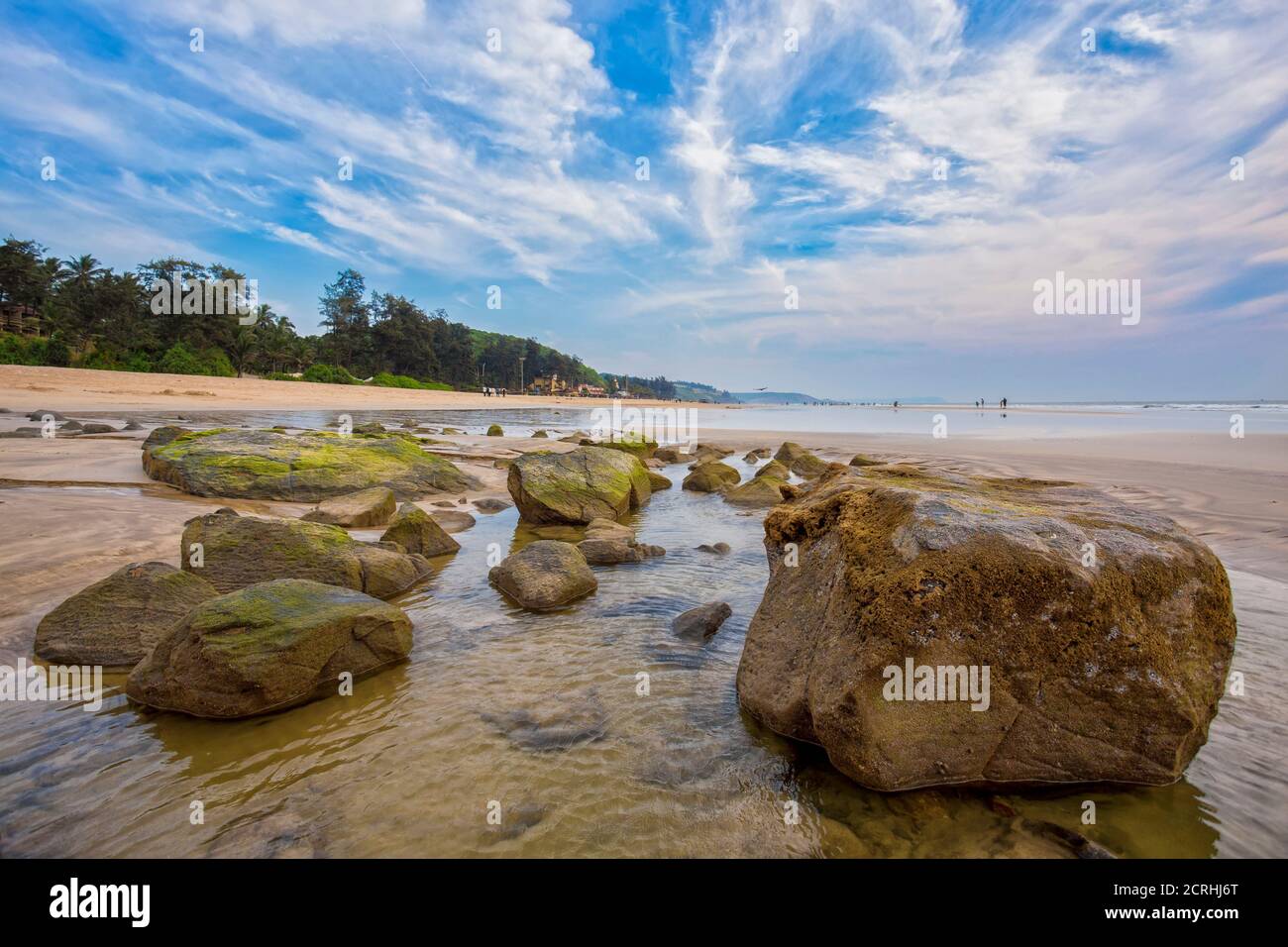 Cielo blu tranquillo e acque limpide di Ganapatipule Beach in Maharashtra di fronte al resort MTDC Foto Stock