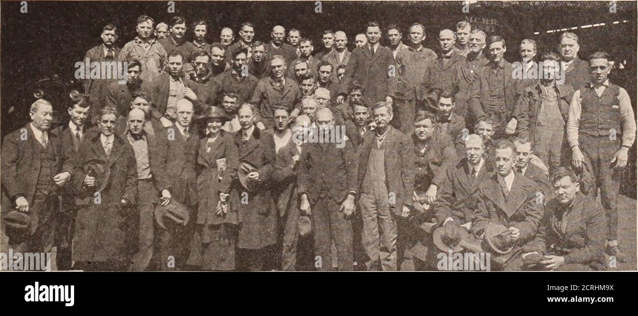 . La rivista dei dipendenti di Baltimora e Ohio . n spezza il culo che a volte passa sopra l'ufficio. La disponibilità ad aiutare, quando richiesto, a scrivere i nostri articoli per il M.a.g. zine, è stata apprezzata. Heres lungo UFE a Freddie! Il nostro amico e collega impiegato, Joe Mono-ghan, ha visto le sue speranze più fervide realizzate nell'elaying della pietra angolare della nuova pubhcschool n° 76, che è ora in corso di costruzione, nell'allegato di Latrobe Parkon Fort Avenue. Il suo aspetto molto soddisfatto, ashe sedette sullo stand degli oratori, alla destra del suo onore il Sindaco, ha dato prova che thathe era molto soddisfatto del suo efper Foto Stock