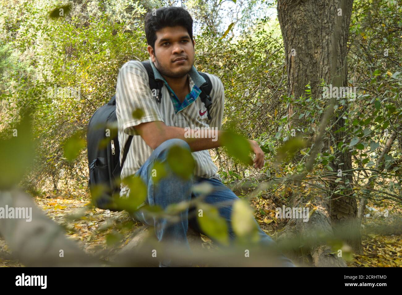 Un ragazzo indiano, ragazzo con fotocamera nikon D750 fare foto e posare dentro di giardino e lago al mattino. Foto Stock