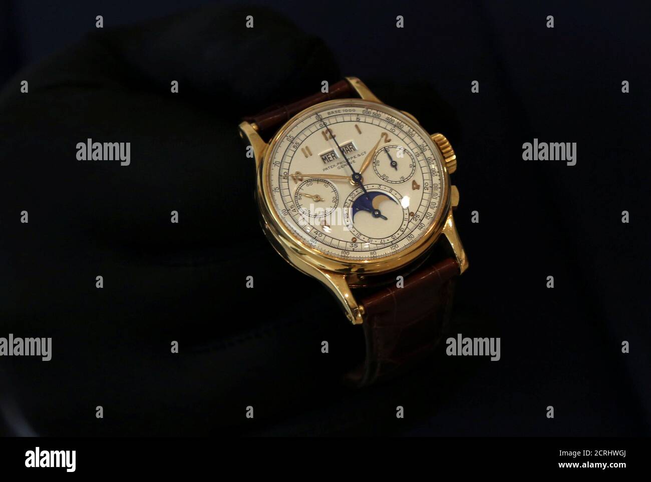 L'orologio da polso cronografo perpetuo Patek Philippe 18k in oro con fasi  lunari appartenenti al Re Farouk è in mostra all'asta di Christie a Dubai,  Emirati Arabi Uniti, il 19 marzo 2018.