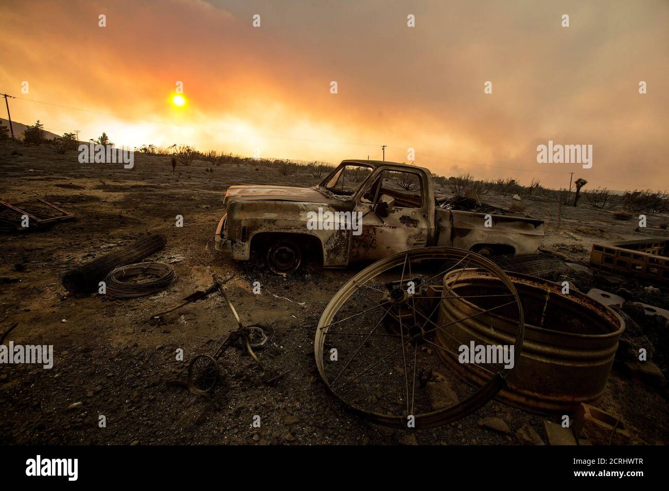 Los Angeles, California, Stati Uniti. 19 Settembre 2020. Un veicolo bruciato è visto durante il fuoco di Bobcat che brucia in Juniper Hills, California, Sabato, 19 settembre 2020. Credit: Ringo Chiu/ZUMA Wire/Alamy Live News Foto Stock