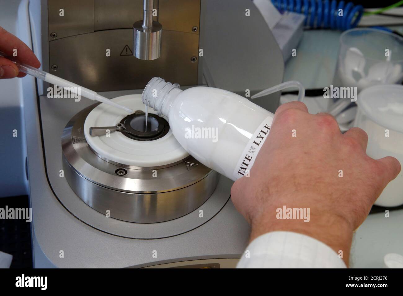 Un tecnico utilizza un reometro per misurare la viscosità della crema presso il Tate & Lyle European Innovation Centre di Villeneuve d'Ascq, Francia, 26 settembre 2018. REUTERS/Pascal Rossignol Foto Stock