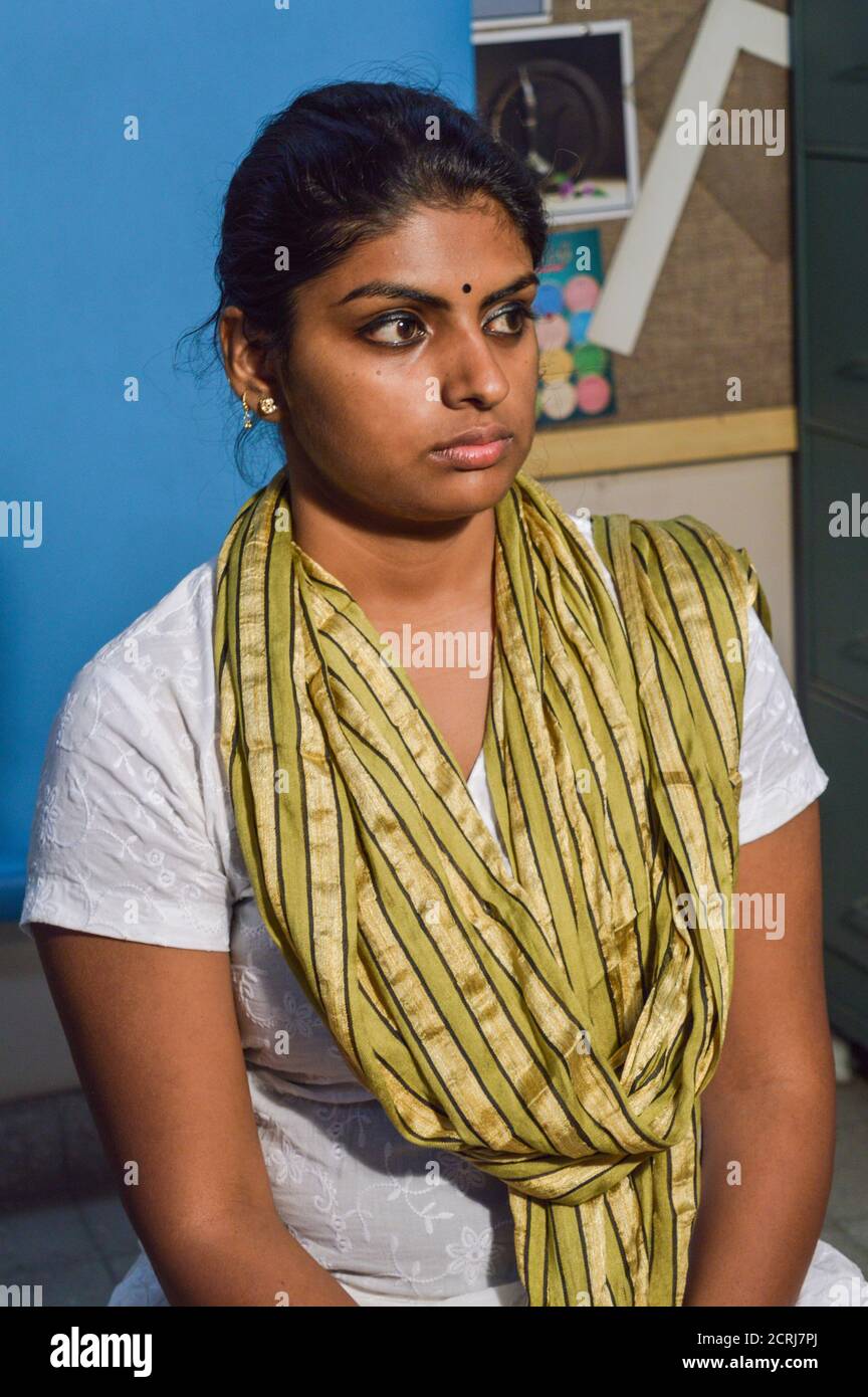 Una ragazza indiana pone per il portafoglio sparare in studio. Foto Stock