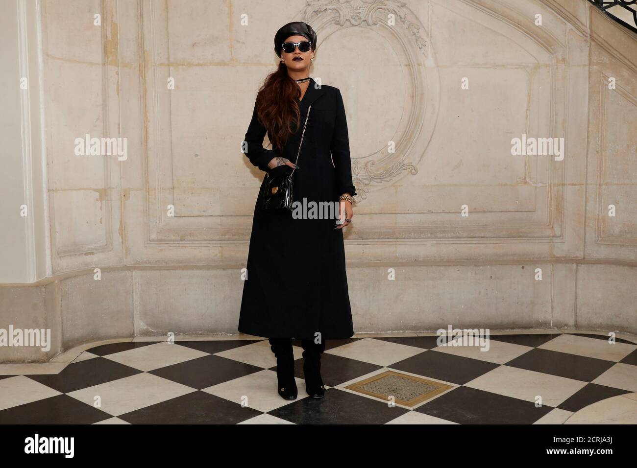 La cantante Rihanna si pone durante una fotocellula davanti alla casa di  moda francese Christian Dior Autunno/Inverno 2017-2018 Collezione di donne  pronte all'uso durante la settimana della Moda a Parigi, Francia 3