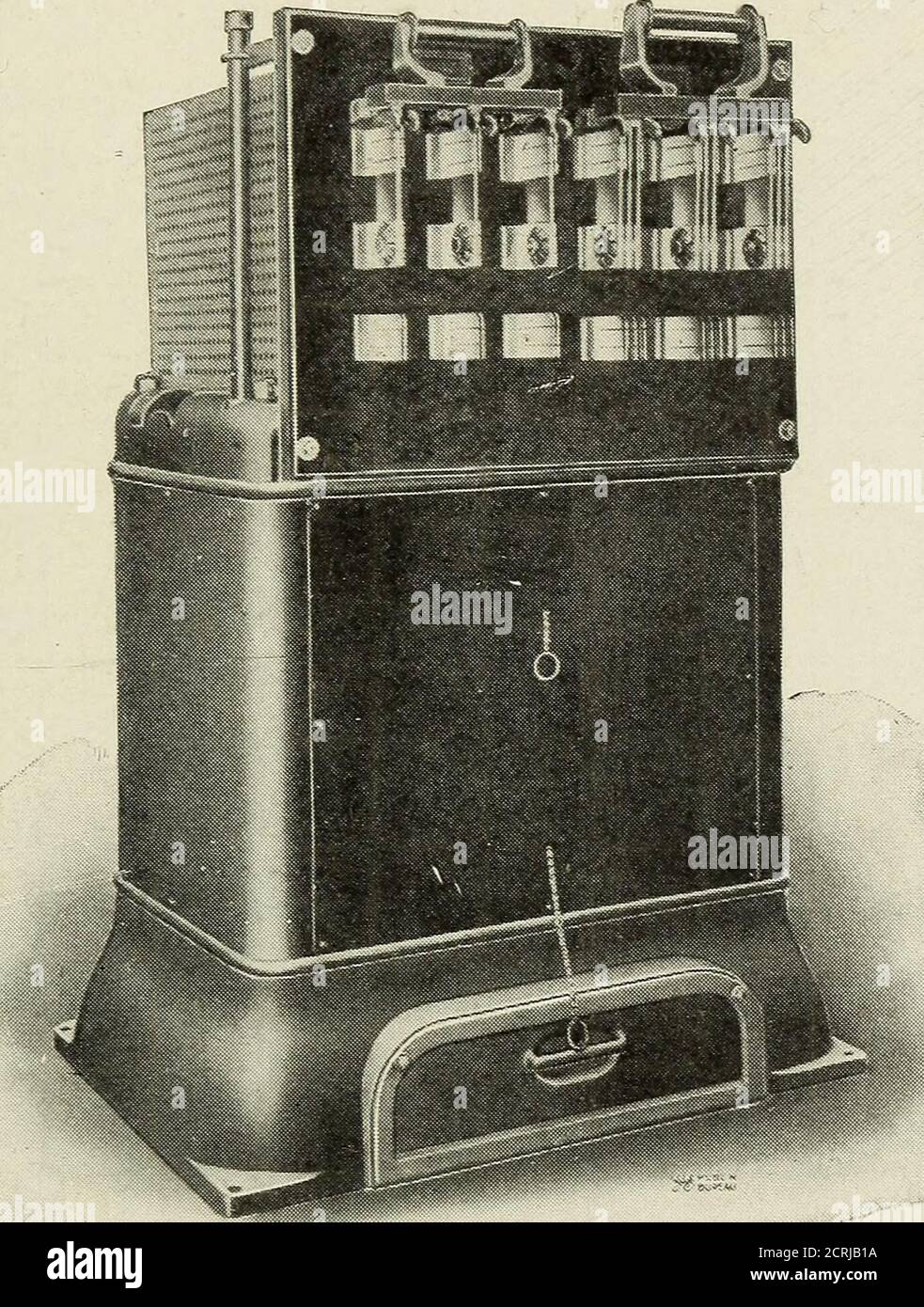 . Ingegneria della trazione e della trasmissione elettrica . KILOWATT. Fig. 73. 400 la somma delle tensioni del trasformatore e della reattanza è maggiore rispetto alla prima e quindi la tensione dell'anello di scivolamento è elevatacon il carico. Il convertitore con tale disposizione è detto da compounded^ e può mantenere una tensione continua costante in presenza di ampie variazioni di carico. È consuetudine prevedere per ogni fase una bobina di reattanza di capacità di kilovolt-ampere acombinate pari al 15% della capacità di kilowatt terna del corrispondente convertitore.Fig. 74 mostra un commutatore di avviamento e di reac-tance di aria-blasto della General Electric Company Foto Stock