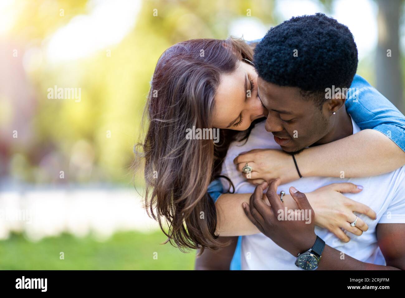 Affettuosa coppia multietnica che abbraccia l'ambiente esterno Foto Stock