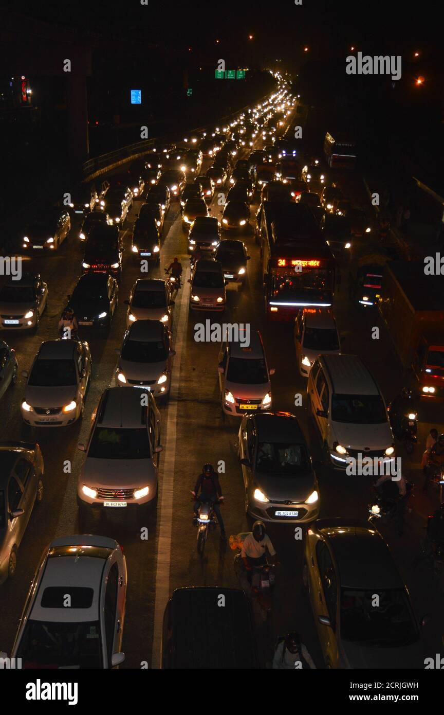 Una vista notturna della città inquinata, che è bloccata a causa del traffico enorme su strada. Foto Stock