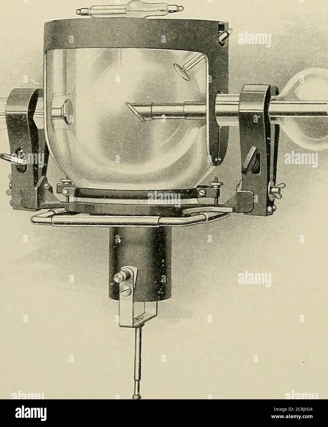 . Radiografia dentale e orale; un libro di testo per gli studenti e i professionisti dell'odontoiatria. Pparatus. Poiché il piombo è impermeabile alle terays, può essere utilizzato in diverse forme e in varie apparecchiature in modo da controllare o raffinazione i raggi secondo la volontà dell'operatore. Schermo per tubi il pezzo più essenziale dell'apparecchio di protezione èlo schermo per tubi (Fig. 120). Questo è realizzato in vetro al piombo, essendo presente una quantità sufficiente di sali di piombo intorporati nel vetro per impedire ai raggi ordinari di passare attraverso di esso. I lati si estendono verso l'alto oltre i 172 DENTI più alti E. Foto Stock