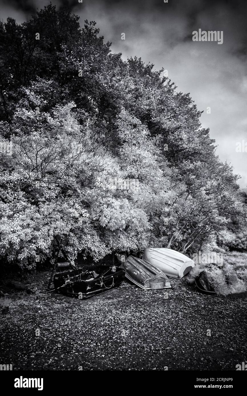 Un'immagine a infrarossi di piccoli dinghies lasciato sul Gannel a bassa marea a Newquay in Cornovaglia. Foto Stock